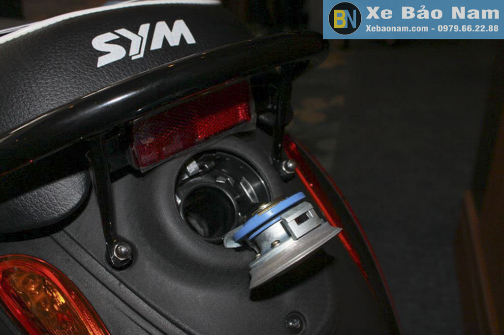 xe-ga-50cc-elite-den-nham-do-xang