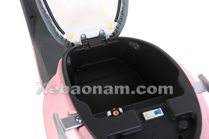 Xe máy điện Proud sử dụng cốp xe rông