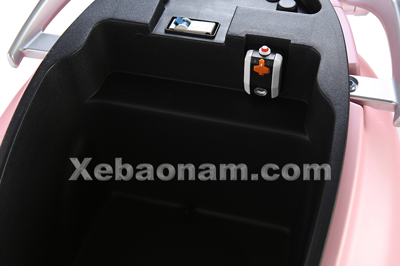 Xe máy điện Proud thiết kế cốp xe hiện đại