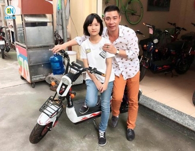 Nghệ sỹ - Diễn viên Công lý mua xe máy điện M133 cho con gái lớn